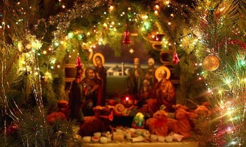 À quelle heure ont lieu les offices du matin, du soir, du samedi, du dimanche et du soir à l'église en semaine et les jours fériés, Noël, l'Épiphanie, la Chandeleur, l'Annonciation, le dimanche des Rameaux, Pâques, Radonitsa, Tr.